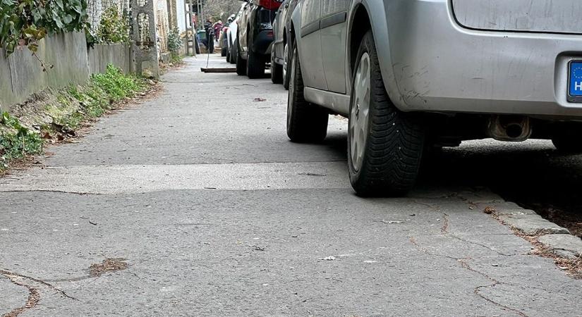 Pofátlanság: 30 ezer forintos büntetés, mert az autó árnyéka belógott a mozgáskorlátozott parkolóhelyre