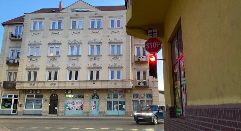Piroson hajtott át a kerékpáros, videón a veszélyes manőver
