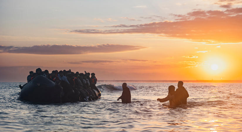 Európába tartó migránsok csoportját mentette ki egy sodródó gumicsónakból a mauritániai parti őrség