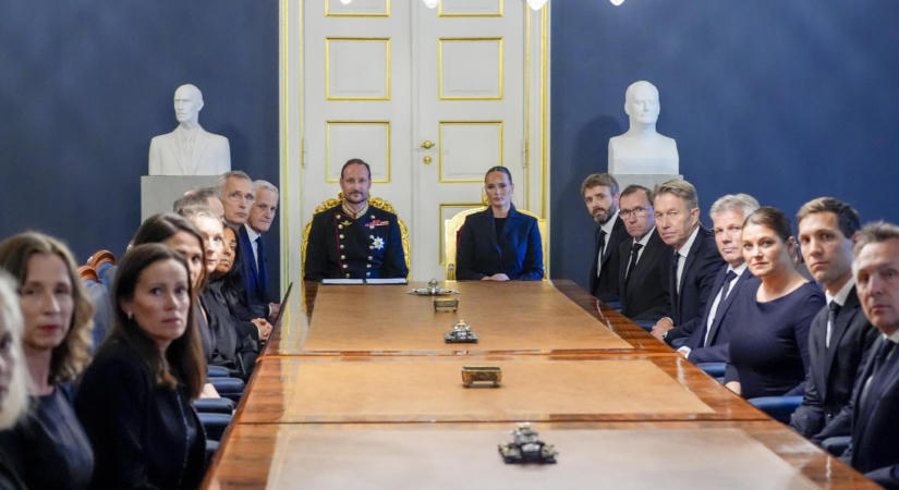 Haakon veszi át a norvég trónt V. Harald halála után
