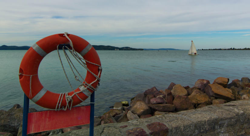 Hatan haltak meg idén a Balatonban: a vízirendőrök szerint új veszély fenyegeti a fürdőzőket