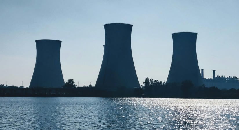 Felrobbant a Kurszk-2 atomerőmű hűtőtornyára zuhanó drón – reagált a Roszatom