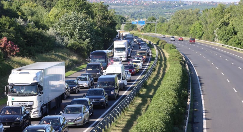 Nagy baleset történt a reggeli csúcsban az M1-esen Budapest felé: ez vár az autósokra