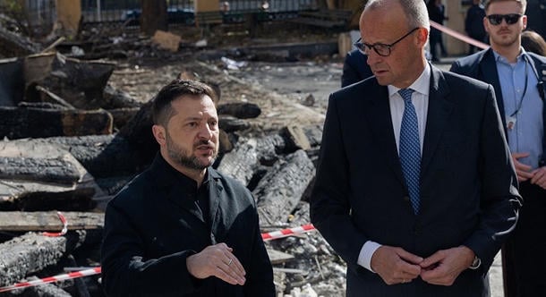 Merz Kijevben tűzszünetre és tárgyalásokra szólította fel Putyint