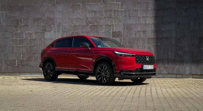 A piros ruhás kisasszony – Honda HR-V e:HEV Advance Sport teszt