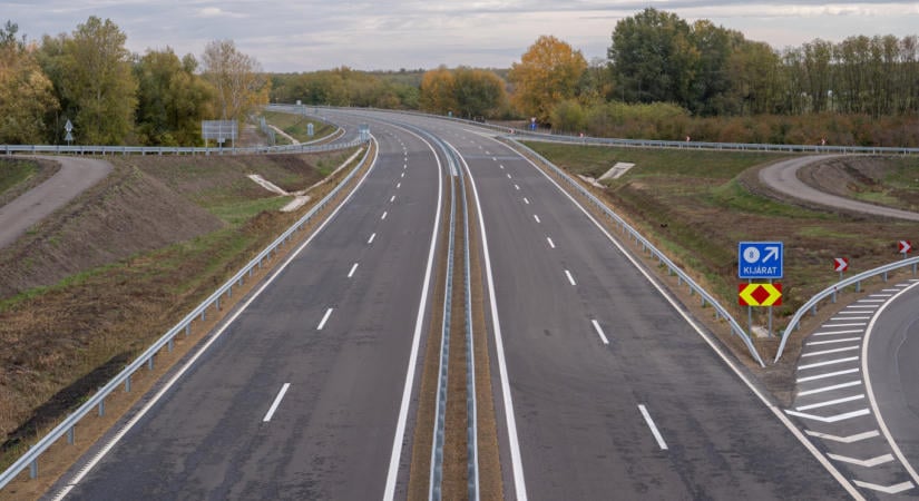 Elkészült egy 28 kilométeres M49-szakasz, 70 százalékkal csökken a Mátészalkán átmenő tranzitforgalom