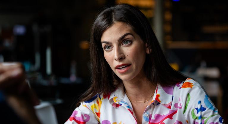 Szentkirályi Alexandra kiakadt a róla terjedő manipulált fotó miatt, amelyen úgy fest, mintha az orrát túrná