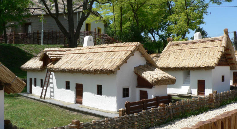 A múlt apró és nagy emlékei Ászáron: Mini Skanzen, Barta-ház és Jászai Mari Emlékház
