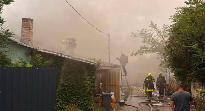 Robbanás rázta meg a tiszaföldvári társasházat, nagy erőkkel vonultak a tűzoltók
