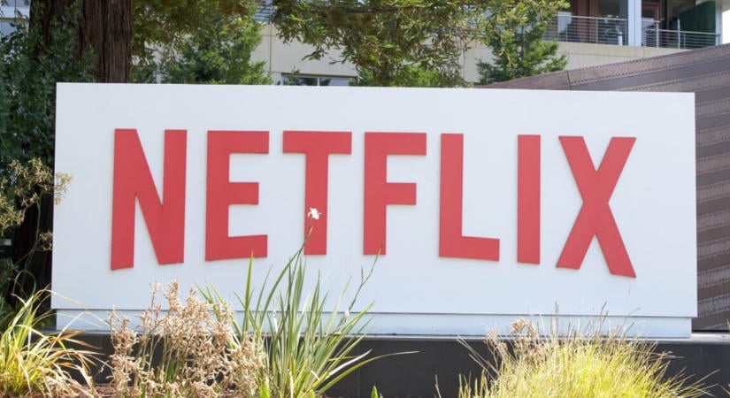 A siralmas kritikák ellenére is átlépte a másfél milliárd megtekintett percet a Netflix új filmje