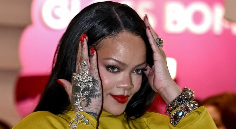 Rihanna merész öltönyben ment vacsorázni Párizsban