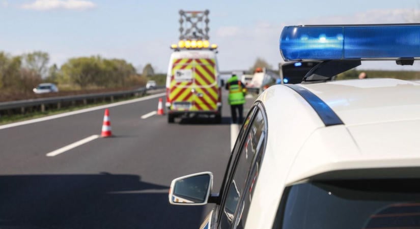 Kigyulladt egy autó az M1-esen, Tatabányánál