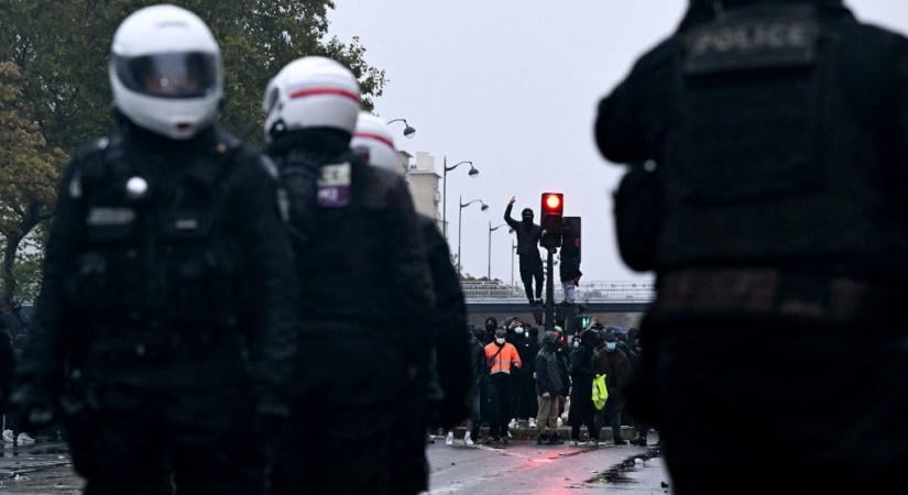 Tízezrek tüntetnek Franciaországban, 70 ezer rendfenntartót vezényeltek az utcára