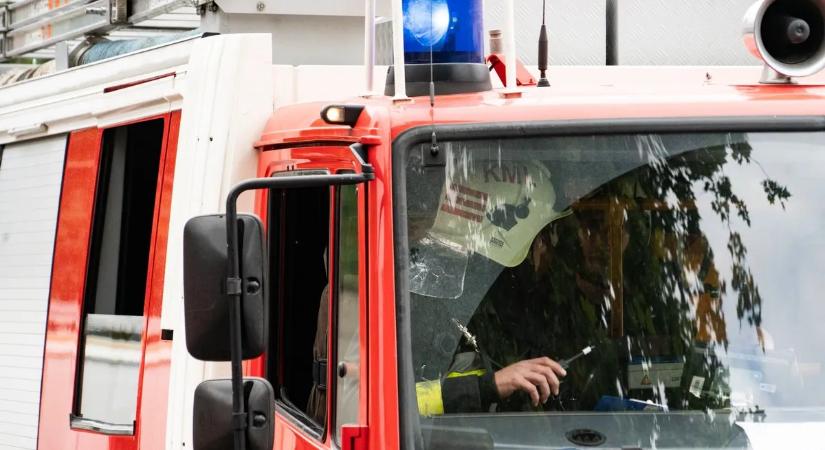 Káosz a Ferihegyi repülőtérre vezető úton, nagy erőkkel vonultak ki a tűzoltók