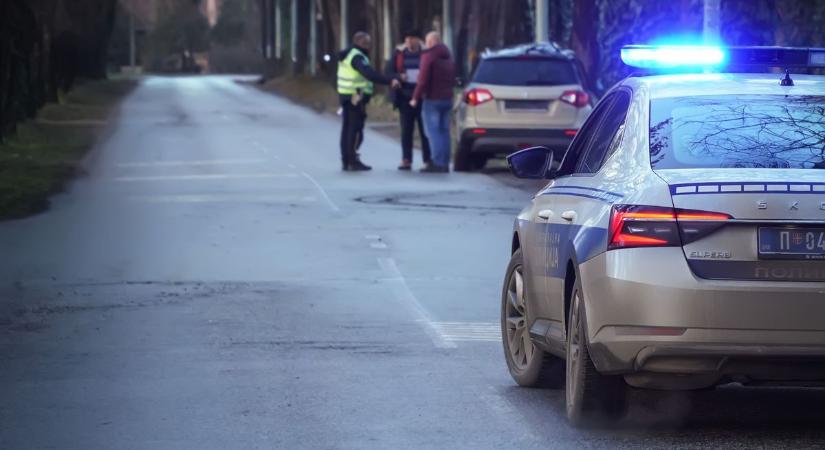 Hihetetlen: elővette a nemi szervét a rendőröknek, majd leköpte a járőrautót egy nő Csurgó közelében