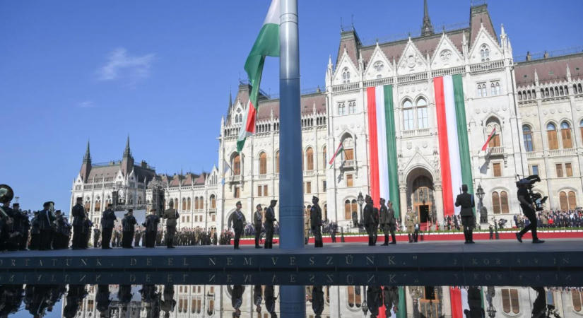 Katonai tiszteletadással vonták fel a nemzeti lobogót az Országház előtt