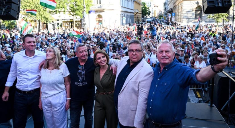 „Azok akarják eltüntetni a Terror Házát, akik soha nem voltak ellenzékben!” – képeken Bayer Zsolték tüntetése
