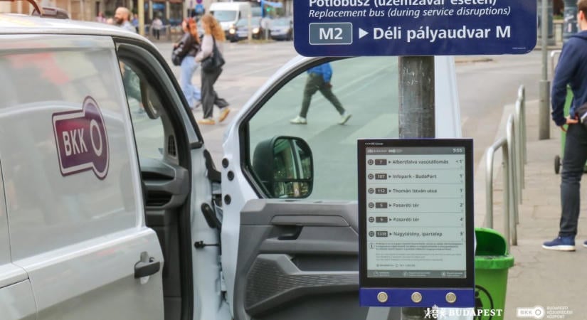 Újabb megállókban jelentek meg az e-papír kijelzők