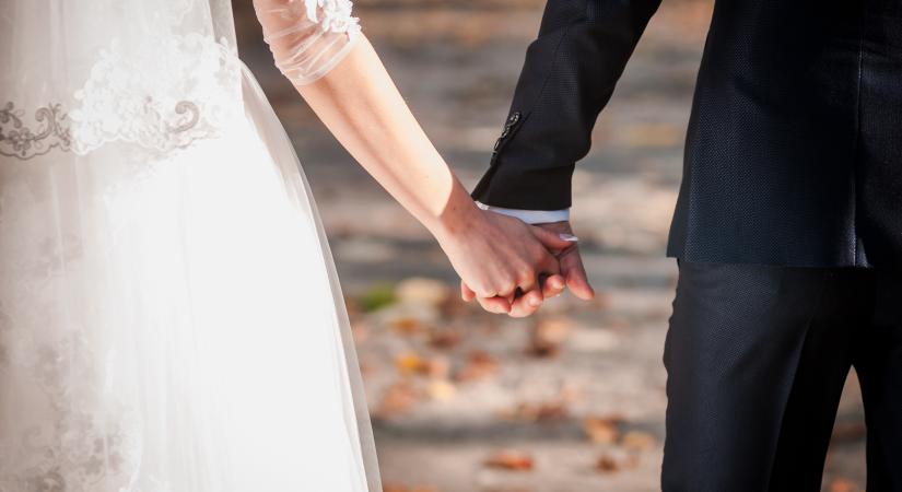 Mit vegyünk fel vendégként egy esküvőre? – Merő Péter divattervező válaszolt