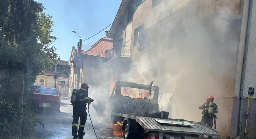 Felrobbant az akkumulátor – Kiégett egy kisteherautó, egy személy megsérült (VIDEÓ)