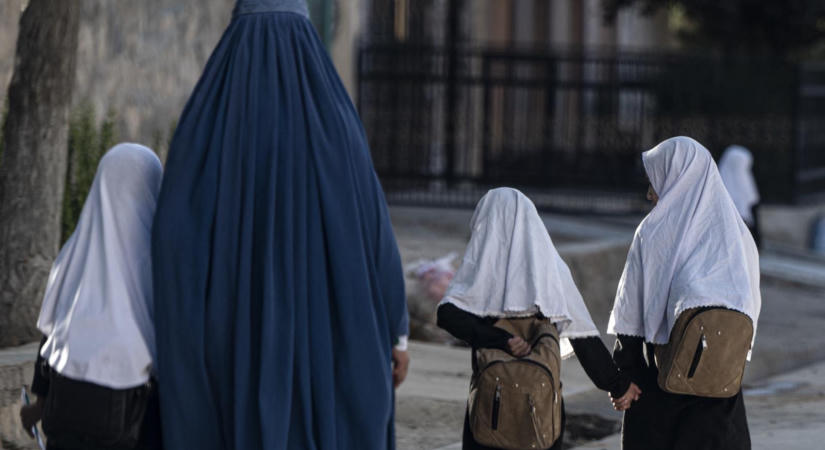 UNESCO: Afghanisztánban már 2,4 millió lány fosztottak meg a középiskolai oktatástól a tálibok újbóli hatalomra kerülése óta