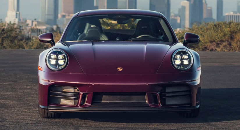 A Porsche visszahozza a kézi váltós 911 Carrerát – az amerikaiak nem kérnek az automata egyeduralmából!