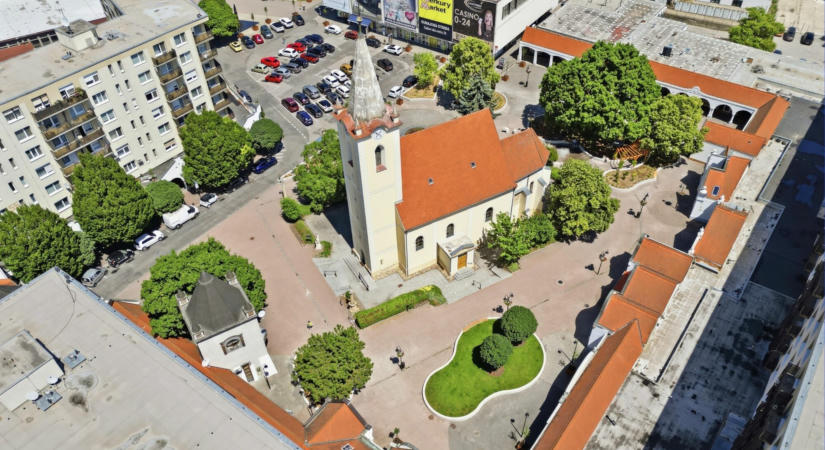 Új Szűz Mária szoborral újult meg a felvidéki magyar város egyik fontos tere