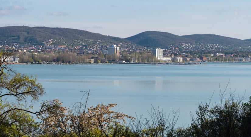 Elszabadultak az indulatok a Balatonnál: fellázadtak a helyiek a pusztító beépítések és luxuslakóparkok ellen