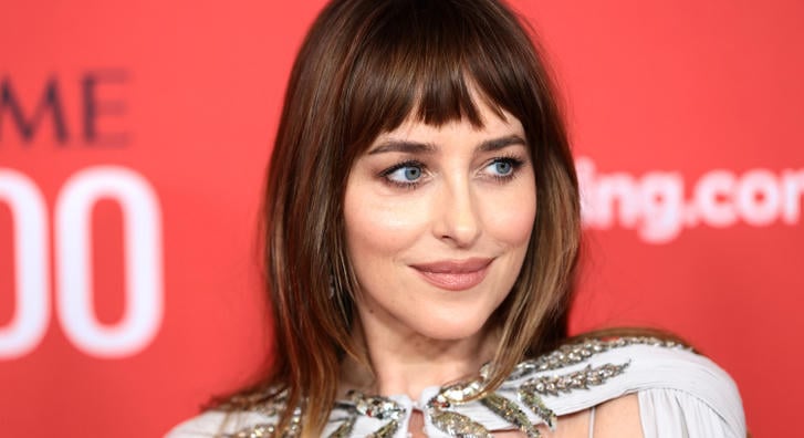 Dakota Johnson vallomása Anne Hathawayről: „Ha lehetne, életem végéig őt csókolnám”