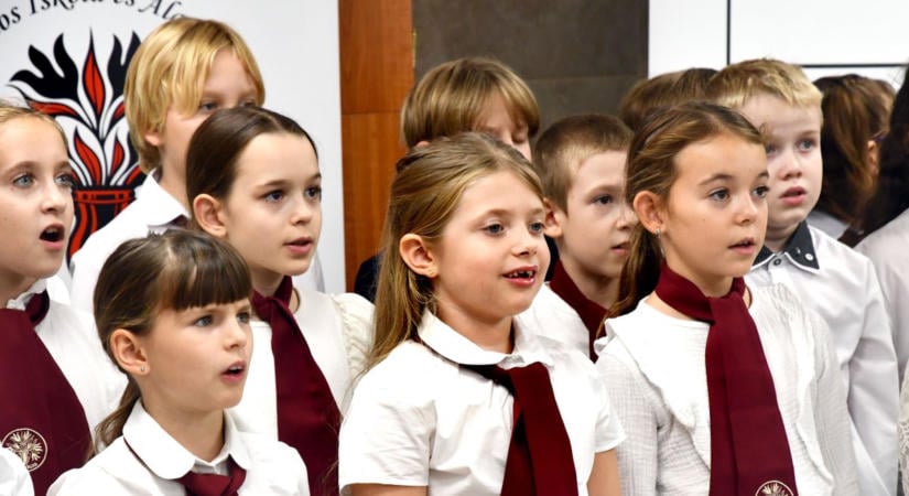 A Fazekas iskola Kicsinyek Kórusa éneke csalt mosolyt a nyékládházi idősek arcára (fotók)