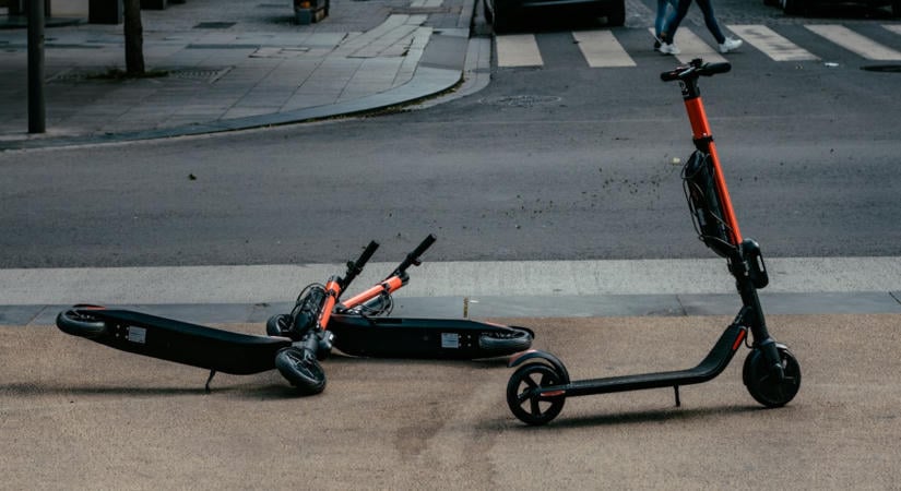 Töltés nélkül is kigyulladhat az elektromos roller – új adatokat közölt a katasztrófavédelem