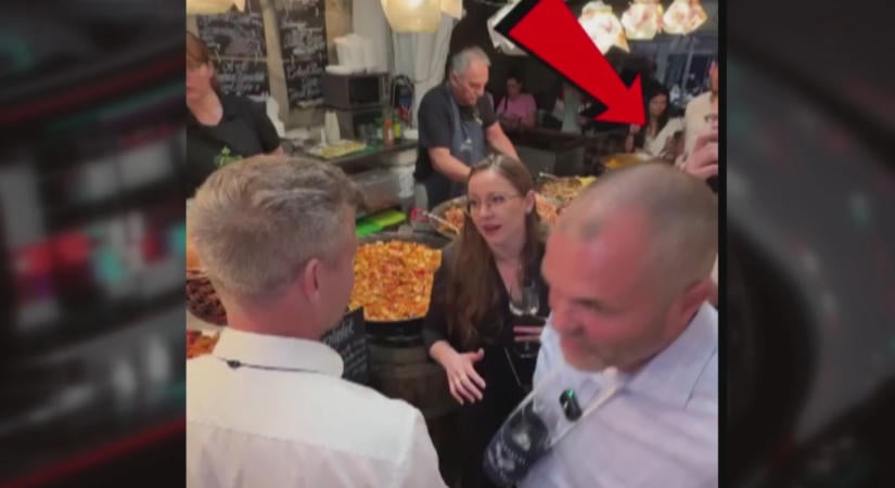 Videón, ahogy Magyar Pétert lelocsolják a szekszárdi szüreti napokon
