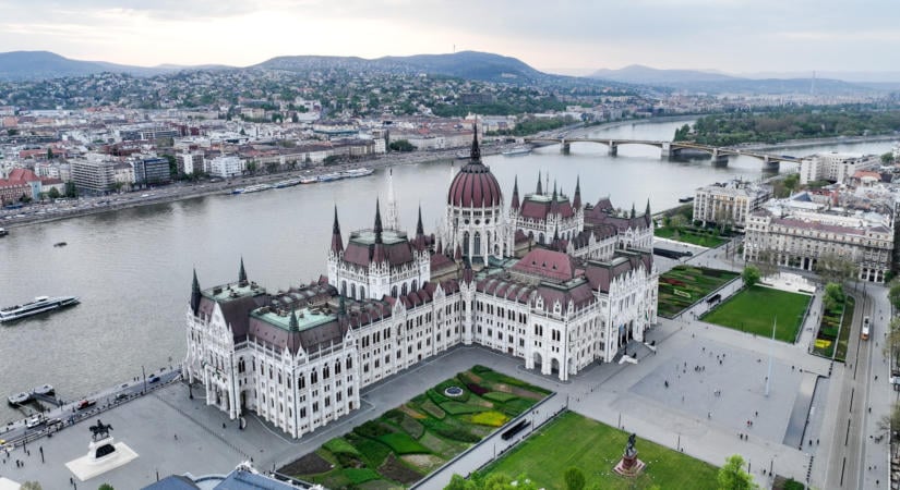 Területlezárást rendelt el a rendőrség az Országház körül (VIDEÓ)