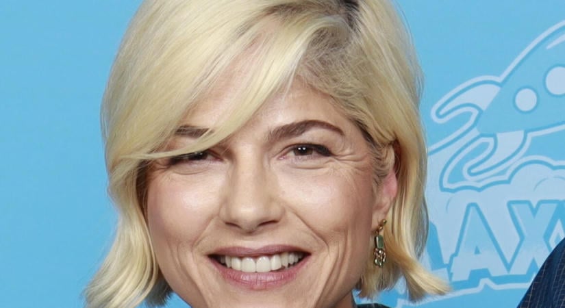 Megütött és megharapott két utaskísérőt Selma Blair, rendőrök várták a reptéren