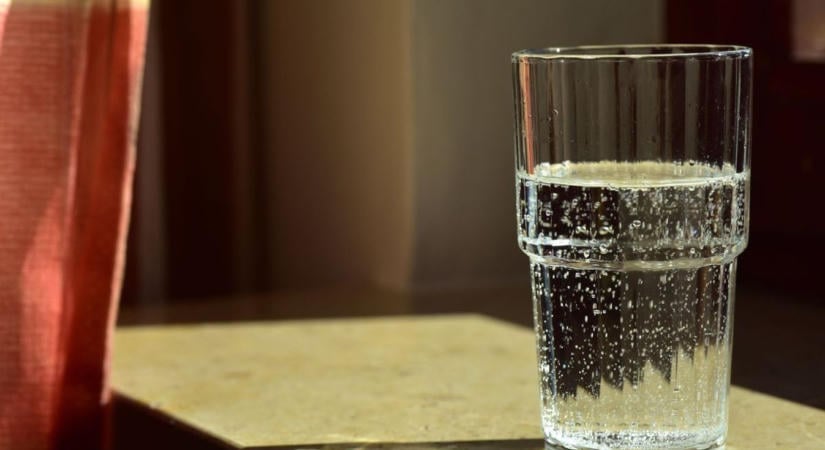 Nehogy igyál belőle! Óriási a baj a népszerű ásványvízzel, sürgősen visszahívták az üzletekből