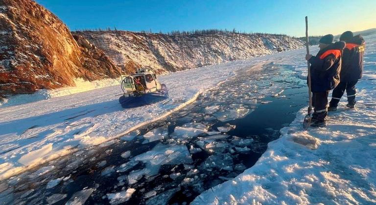 Beszakadt a jég egy kínai turistákat szállító terepjáró alatt a Bajkál-tónál