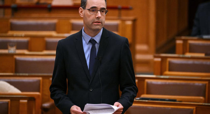 Svéd Tamás: Több ezer használhatatlan lélegeztetőgépet vásárolt Szijjártó minisztériuma túlárazva