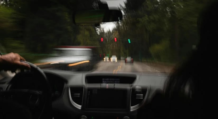 Részegen, 140-nel hajtott újszülött gyerekéhez – halálos baleset lett a vége
