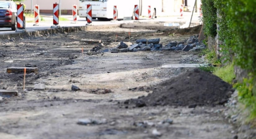 Folytatódnak a forgalmas debreceni útszakasz felújítási munkálatai, több sávot is lezárnak  ajánló kell bele
