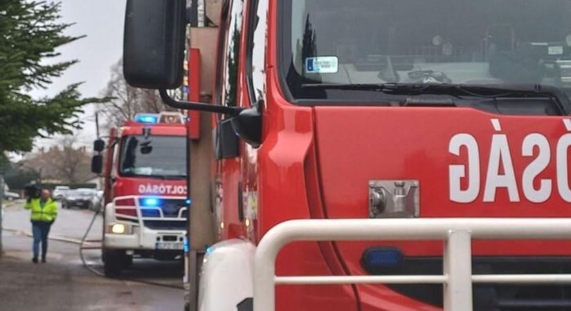 Két gázpalackot is kimentettek a tűzoltók az ózdi házból, ahol felcsaptak a lángok