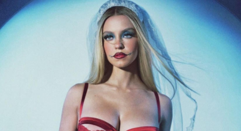 Sydney Sweeney már karácsonyra készül, persze fehérneműben: ismét mindent ledobott – Galéria