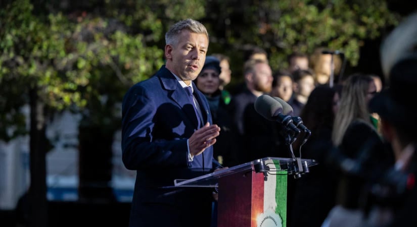 Fellobban a forradalom lángja a Nagy Imre téren