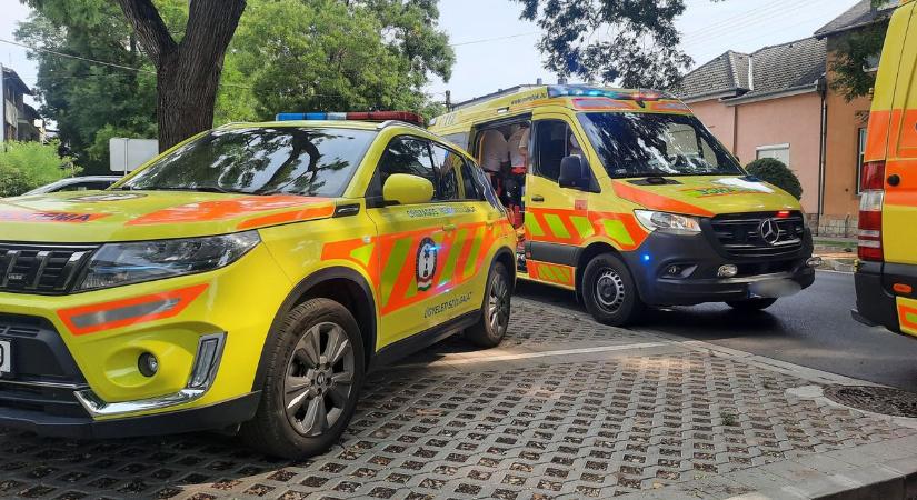 Életmentés a hőségriadó alatt: eszméletlen férfit hoztak vissza a halálból a Szarvas utcán (fotókkal)