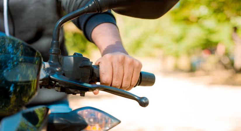 Üzent a motoros, aki a 4-es főúton megmentette a fuldokló kisfiú életét: „Ettől senki nem lesz hős, én sem vagyok egy hős”