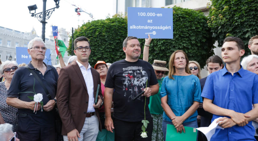 Kínos fiaskó után újratervezés: workshopként álcázva tér vissza a Kossuth térre a KözTér tüntetés