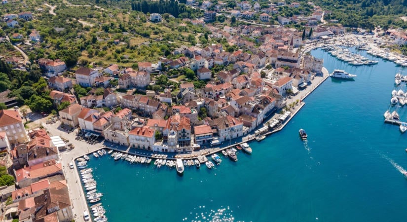 Mintegy kétszáz embert evakuáltak a Brač szigetén pusztító tűz miatt