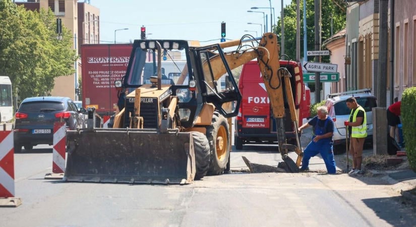 Egymilliós kár egy egri házban? Vita alakult ki a 25-ös főút miatt
