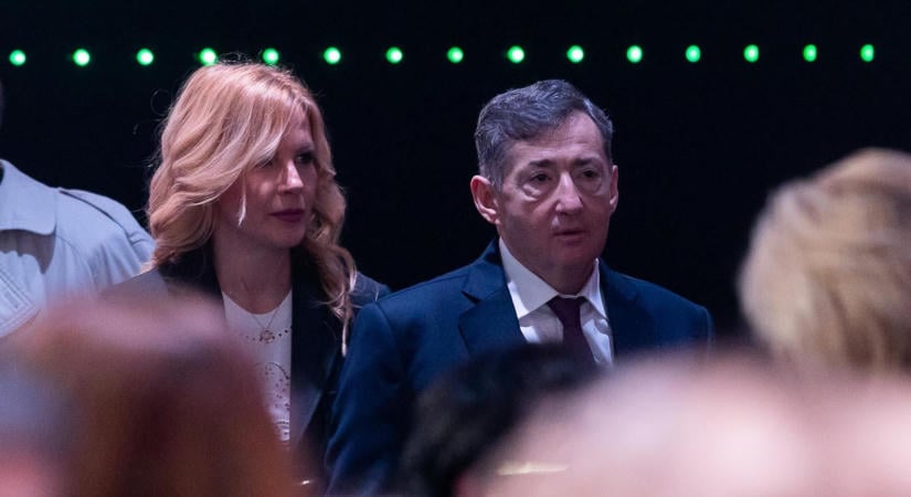 Várkonyi Andrea virágkaput kapott a házassági évfordulójára