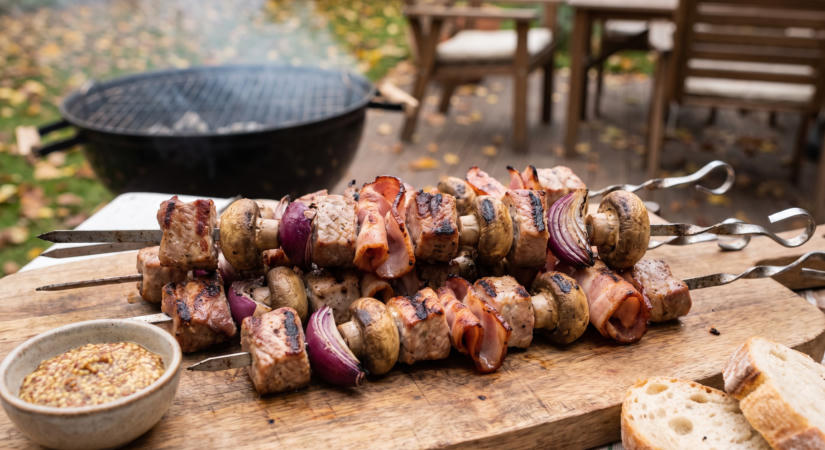 Rablóhús nyárson szalonnával, gombával és lilahagymával