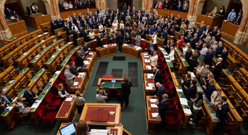 Két ülést is tart hétfőn a parlament